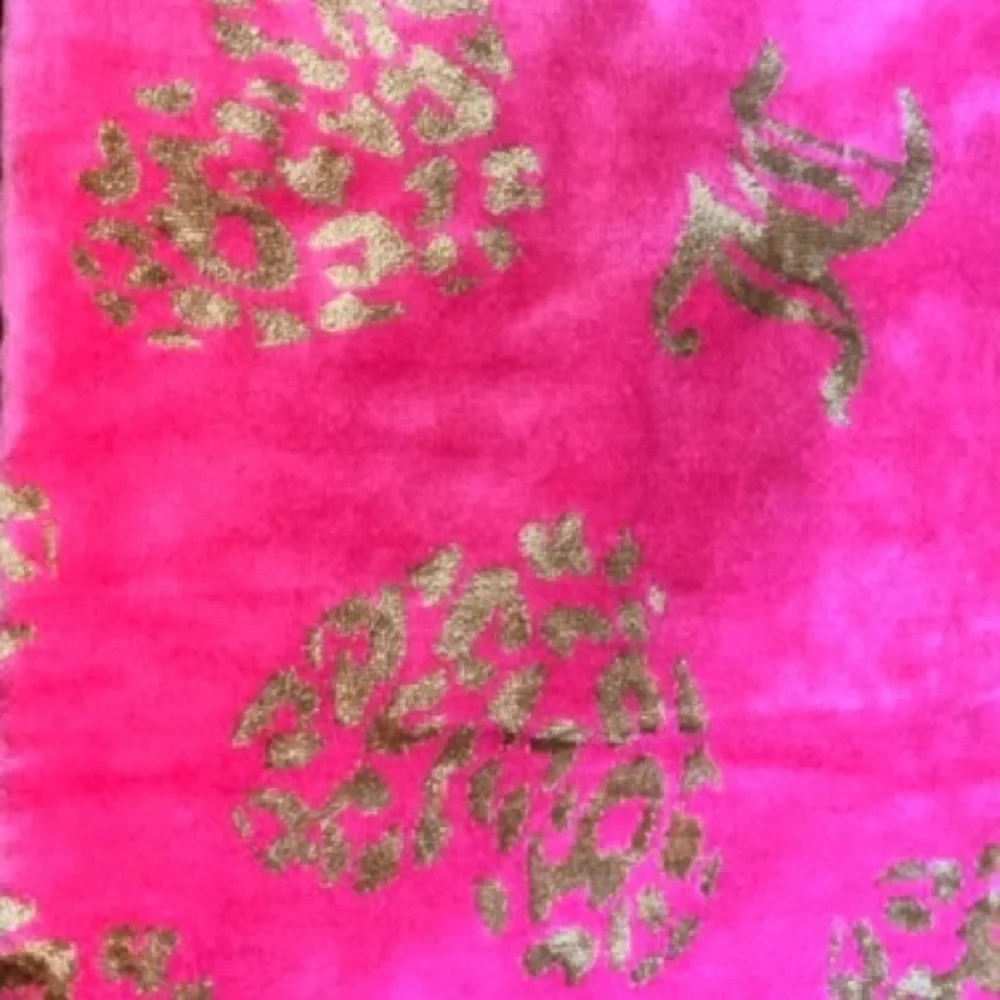 JUICY COUTURE Hot Pink & Gold Hand Towel Set. Iconic Gold Leopard Hearts Design